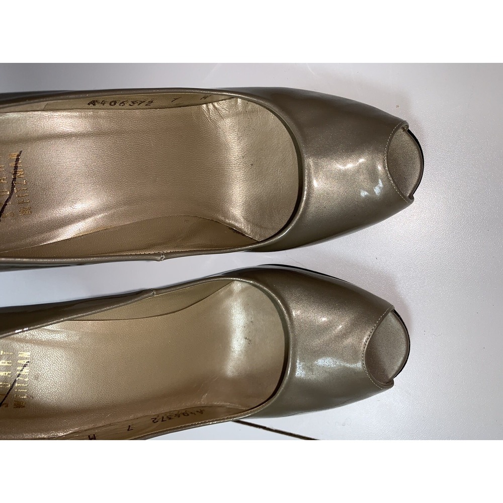 Stuart Weitzman Logo Flame Pump Patent Leather Gold Toned Peep Toe 7 M Stiletto - Picture 6 of 10